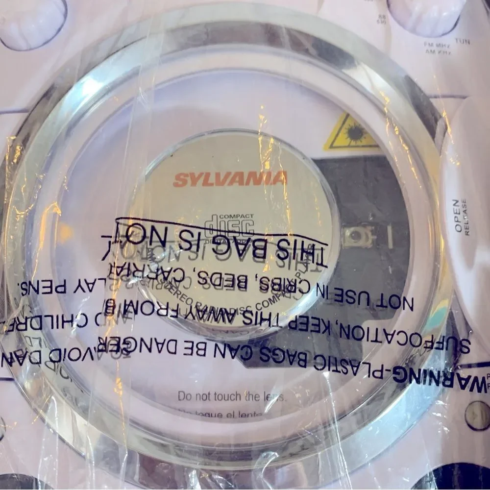 Sylviania CD Player AM FM Radio New in Slightly Damaged Box Excellent